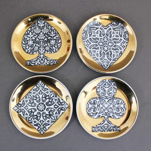 Vintage PIERO FORNASETTI-onderzetters of borden uit de jaren 60, motieven voor aaskaarten, Italiaanse kunstenaar