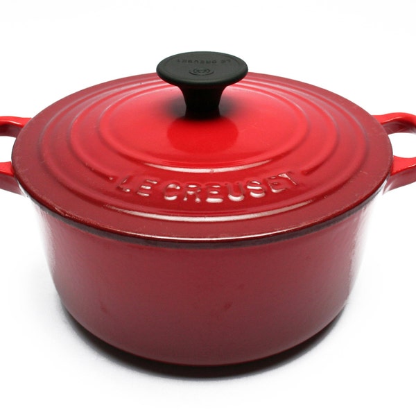 LE CREUSET small Dutch oven . Red enamelled cast iron cooking ware . Model number 18 . Kitchen . Made in France . Vintage 1960s