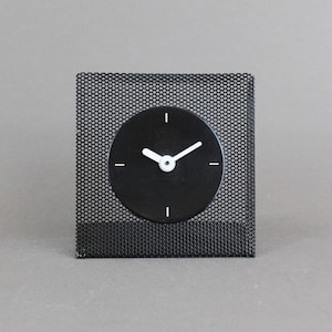 horloge de table postmoderne vintage des années 1980, tôle perforée noire, décoration minimaliste