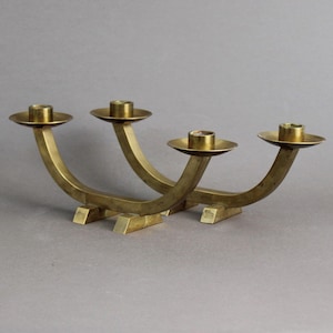 Conjunto de candelabros de latão vintage dos anos 1950, par de castiçais modernos de meados do século, centro de mesa de jantar