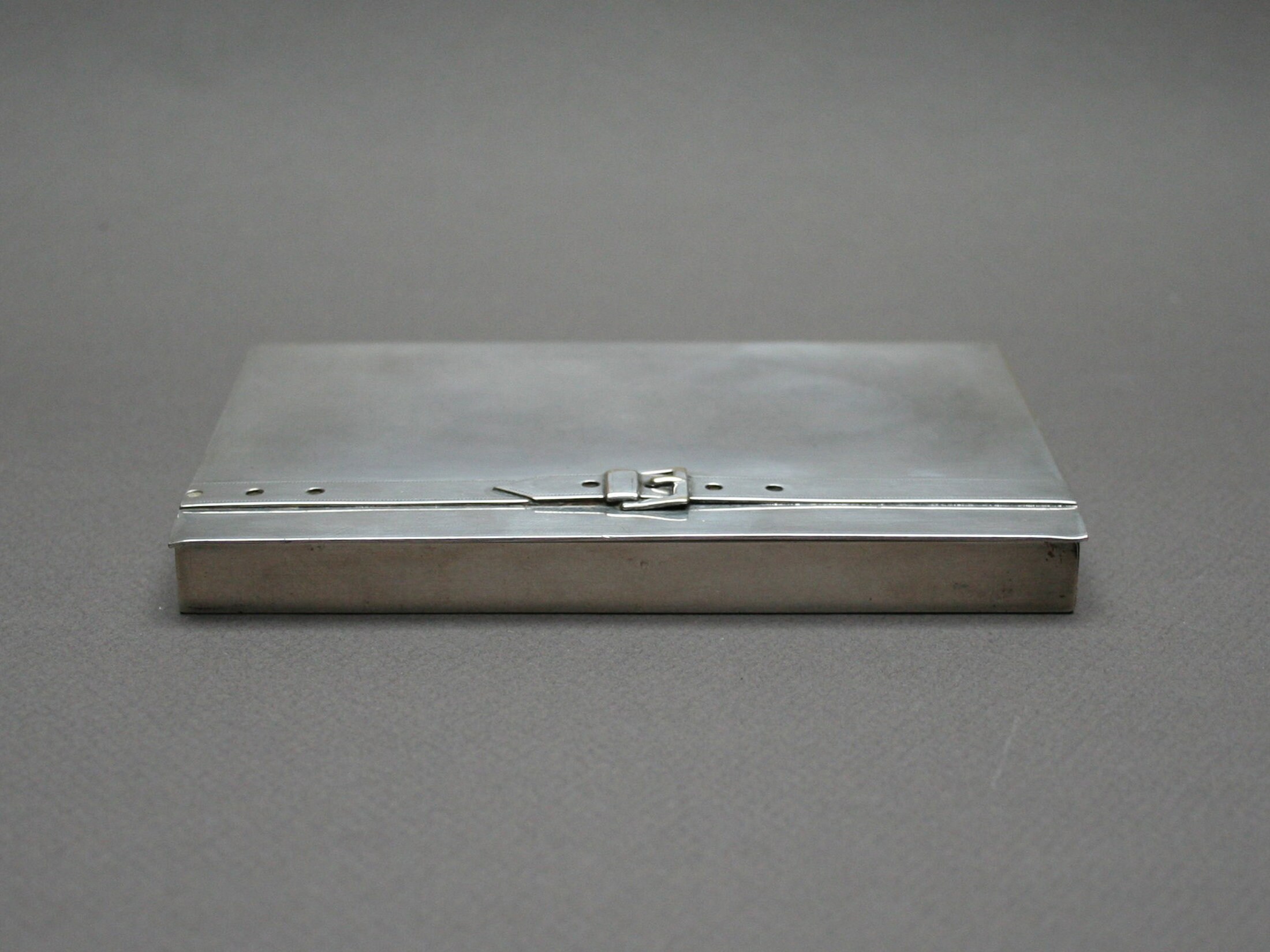 Boîte Maria Pergay Argentée, Vintage Années 50, Motif Ceinture en Trompe L'oeil