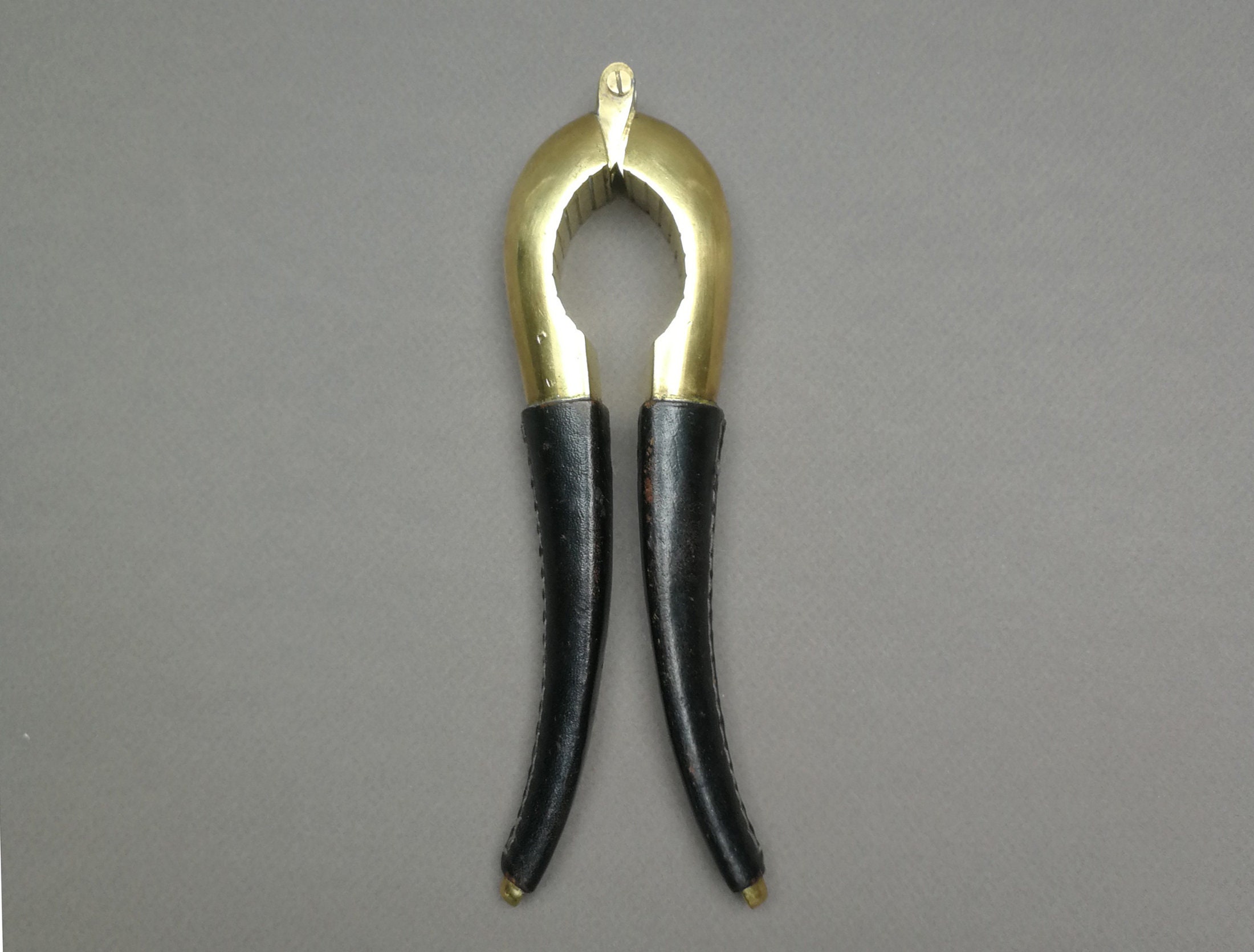 Casse Noix Carl Aubock en Laiton & Cuir, Vintage Années 50, Modèle 4051