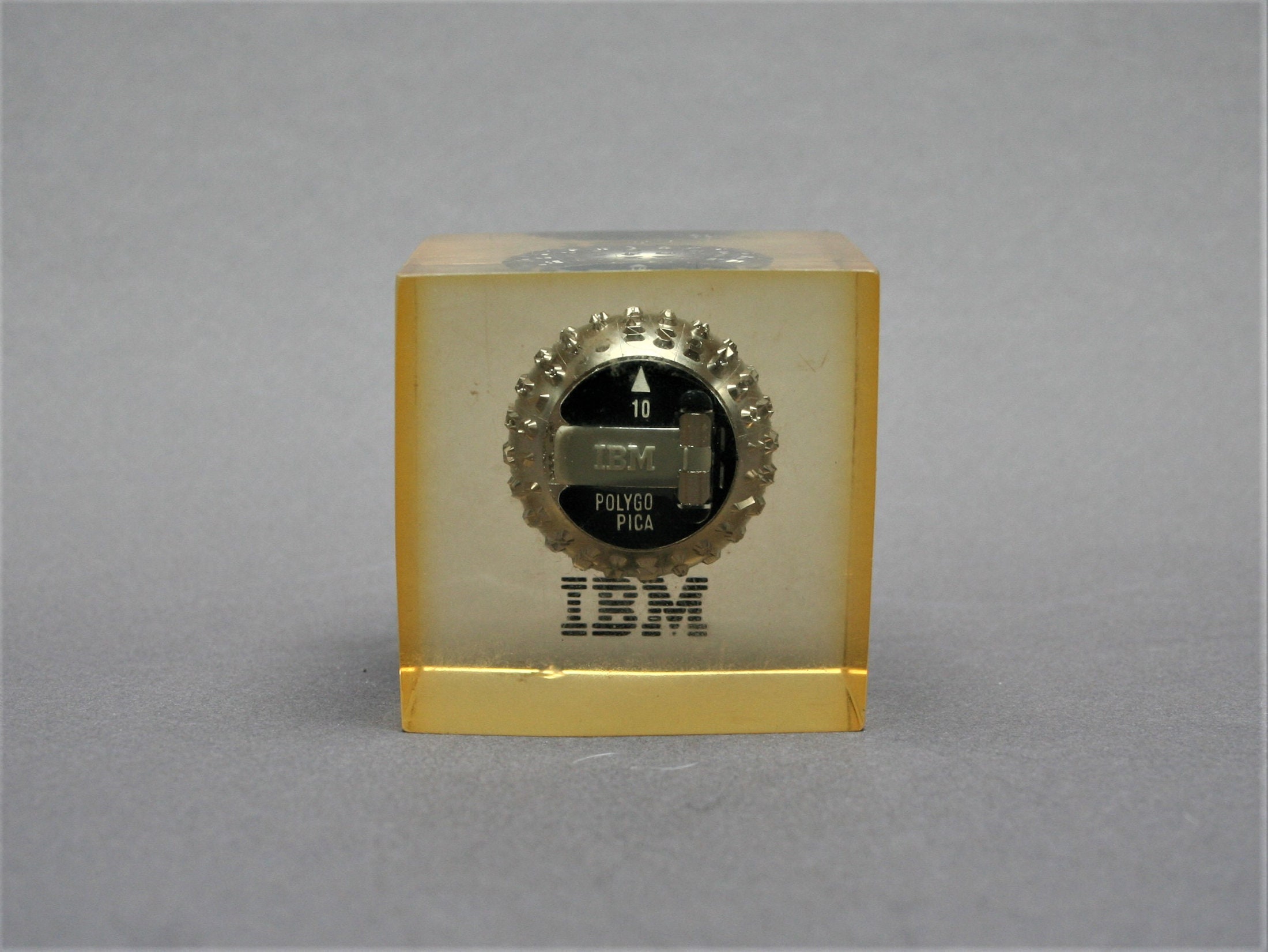 Sculpture en Inclusion Résine Ibm, Vintage Années 60, Elément de La Machine à Écrire Selectric