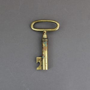 ヴィンテージ 1950 年代 CARL AUBOCK ボトルオープナー & コルク抜き、真鍮の鍵型バーカート装飾、オーストリア デザイン