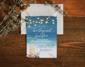 Puede incluir: Una tarjeta de invitación azul y blanca con un fondo de acuarela y luces de cadena. El texto dice "Únete a nosotros para una fogata en el patio trasero para celebrar el cumpleaños número 30 de Joanne". La invitación incluye la fecha, la hora y la ubicación del evento.