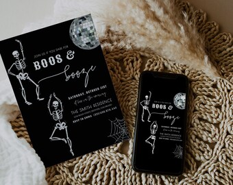 Könnte beinhalten: Eine schwarz-weiße Einladung mit einer Skelettgrafik und dem Text "BOOS & booze" für eine Halloween-Party. Die Einladung enthält Datum, Uhrzeit und Ort der Party. Die Einladung liegt auf einem Tisch mit einem weißen Tuch und einem geflochtenen Platzdeckchen.