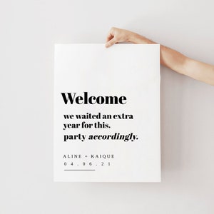 Hannah | Party dementsprechend Schild, Hochzeitsfeier Entsprechend Schild, Moderne Hochzeit Willkommensschild, Wir warteten ein zusätzliches Jahr, aufgeschobene Empfang