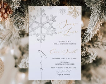 Könnte beinhalten: Eine weiße Brautduscheinladung mit einem goldenen Schneeflockenmuster und dem Text "Snow in Love" und "Join us for a bridal shower honoring Cece Smith". Die Einladung enthält Datum, Uhrzeit, Ort und RSVP-Informationen. Die Einladung enthält auch den Text "registered at target & amazon".