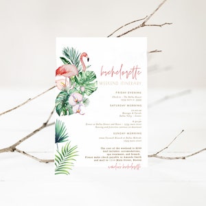 K&ouml;nnte beinhalten: Eine wei&szlig;e Junggesellinnenabschied-Wochenend-Reisekarte mit einem Aquarell-Flamingo, tropischen Bl&auml;ttern und Blumen. Der Text enth&auml;lt den Zeitplan, den Ort und die Kontaktinformationen des Wochenendes. Die Karte hat ein tropisches Thema.