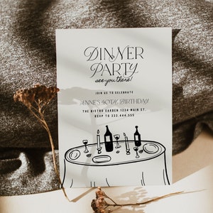 Pode incluir: Um cart&atilde;o de convite branco com texto preto que diz "Dinner Party see you there!"  Junte-se a n&oacute;s para celebrar o 40&ordm; anivers&aacute;rio de Anne. The Bistro Garden 1234 Main St. RSVP para 333.444.555. O cart&atilde;o apresenta uma ilustra&ccedil;&atilde;o em preto e branco de uma mesa posta com velas, copos de vinho e garrafas de vinho.