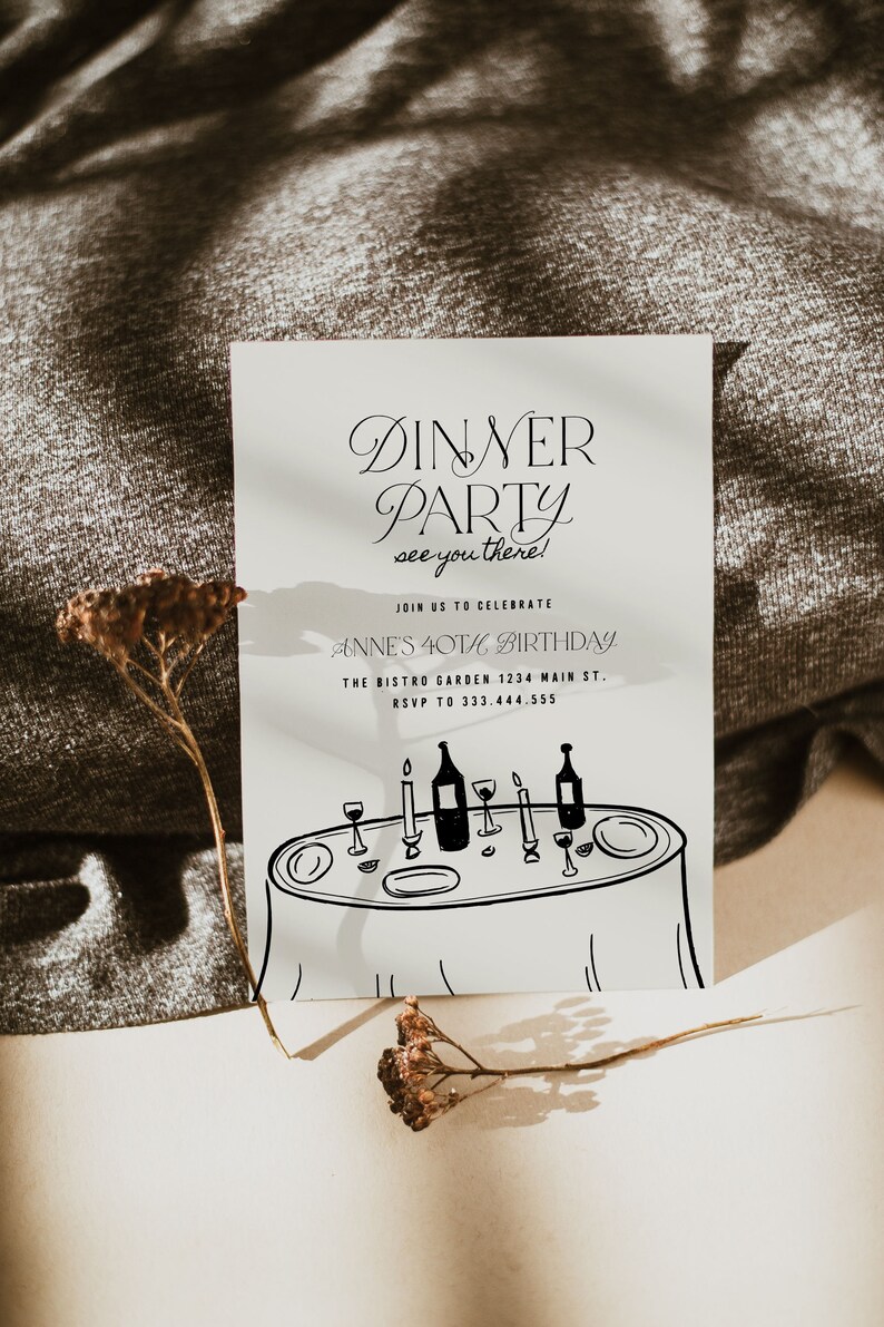 Pode incluir: Um cart&atilde;o de convite branco com texto preto que diz "Dinner Party see you there!"  Junte-se a n&oacute;s para celebrar o 40&ordm; anivers&aacute;rio de Anne. The Bistro Garden 1234 Main St. RSVP para 333.444.555. O cart&atilde;o apresenta uma ilustra&ccedil;&atilde;o em preto e branco de uma mesa posta com velas, copos de vinho e garrafas de vinho.