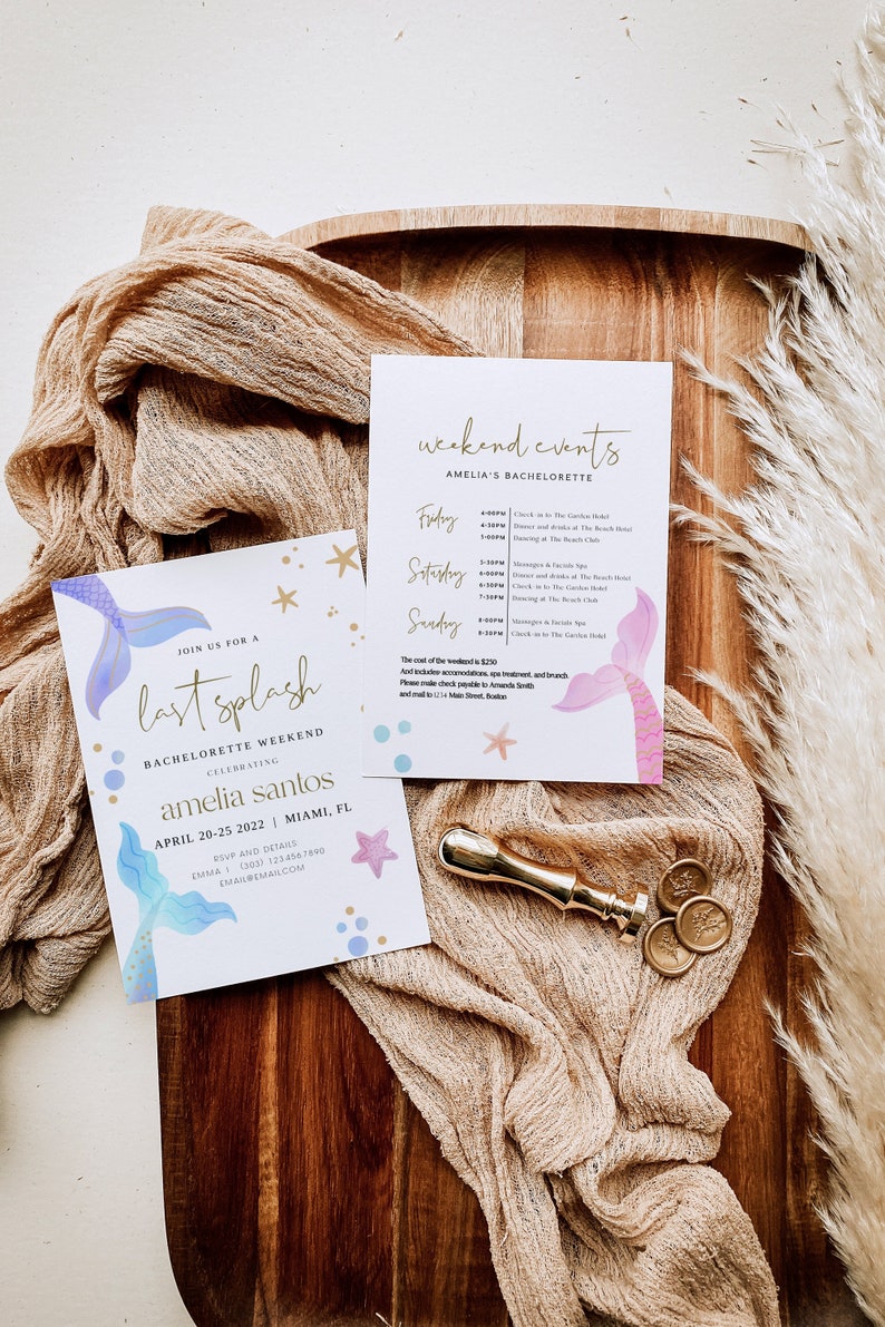 Puede incluir: Una ilustraci&oacute;n de cola de sirena azul claro y p&uacute;rpura con texto dorado en una tarjeta blanca. La tarjeta dice "Join us for a last splash bachelorette weekend celebrating Amelia Santos April 20-25 2022 Miami, FL RSVP and details Emma (303) 1234567890 emailemail.com". Una segunda tarjeta blanca con texto dorado dice "Weekend events Amelia's Bachelorette" y enumera un cronograma de eventos para el viernes, el s&aacute;bado y el domingo. Las tarjetas est&aacute;n sobre una superficie de madera con una tela beige y un sello de cera dorado.