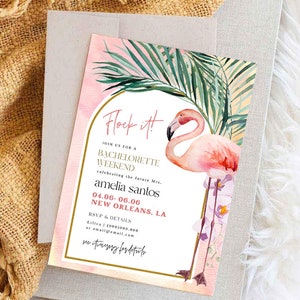 K&ouml;nnte beinhalten: Eine rosa-goldene Einladung mit einer Flamingo-Illustration. Der Text lautet "Flock it!" und k&uuml;ndigt ein Junggesellinnenabschieds-Wochenende in New Orleans an. Enth&auml;lt Veranstaltungsdetails und RSVP-Informationen.