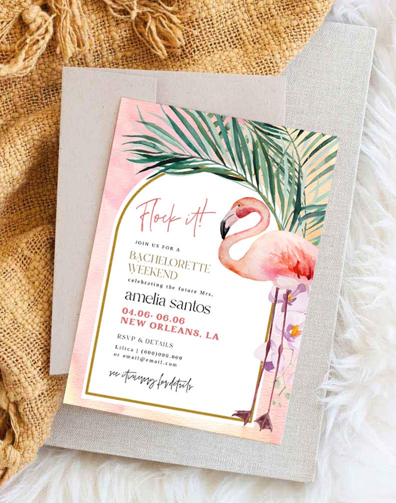 K&ouml;nnte beinhalten: Eine rosa-goldene Einladung mit einer Flamingo-Illustration. Der Text lautet "Flock it!" und k&uuml;ndigt ein Junggesellinnenabschieds-Wochenende in New Orleans an. Enth&auml;lt Veranstaltungsdetails und RSVP-Informationen.