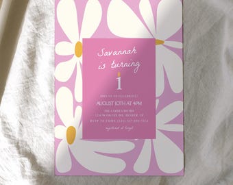 Könnte beinhalten: Rosa Geburtstagseinladung mit weißen Gänseblümchen. Der Text lautet "Savannah wird 1. Feiern Sie mit uns! 10. August um 16:00 Uhr. The Garden Bistro. 1234 W. Colfax Ave. Denver, CO. RSVP an Emma (345) 567.898.7654.  sgestand at target"