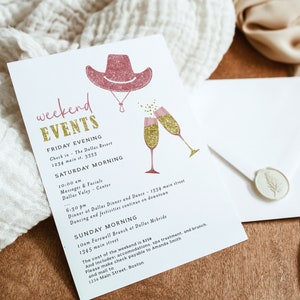 K&ouml;nnte beinhalten: Eine wei&szlig;e Einladung mit einem rosa Cowboyhut und goldenen Champagnergl&auml;sern. Die Einladung listet Wochenendveranstaltungen auf, darunter Massagen, Abendessen und Brunch. Ein wei&szlig;er Umschlag mit einem Wachssiegel ist ebenfalls sichtbar.