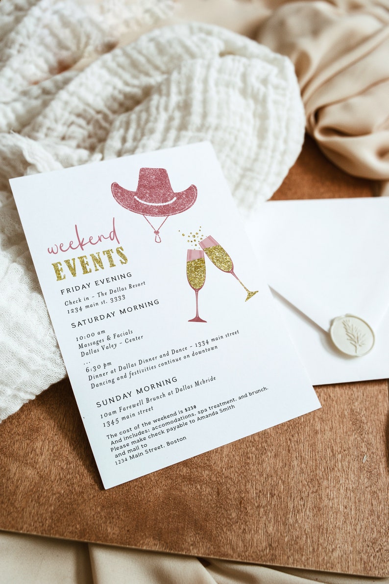 K&ouml;nnte beinhalten: Eine wei&szlig;e Einladung mit einem rosa Cowboyhut und goldenen Champagnergl&auml;sern. Die Einladung listet Wochenendveranstaltungen auf, darunter Massagen, Abendessen und Brunch. Ein wei&szlig;er Umschlag mit einem Wachssiegel ist ebenfalls sichtbar.