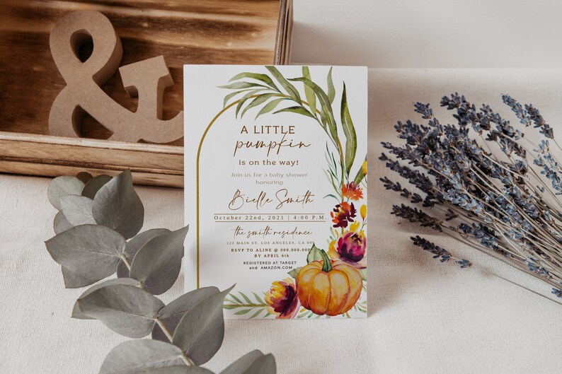 Pu&ograve; includere: Invito per baby shower con design floreale e zucca ad acquerello. L'invito presenta il testo "A Little Pumpkin is on the way!" con il nome, la data e l'ora dell'invitato d'onore. Il design include foglie verdi, fiori arancioni e viola.