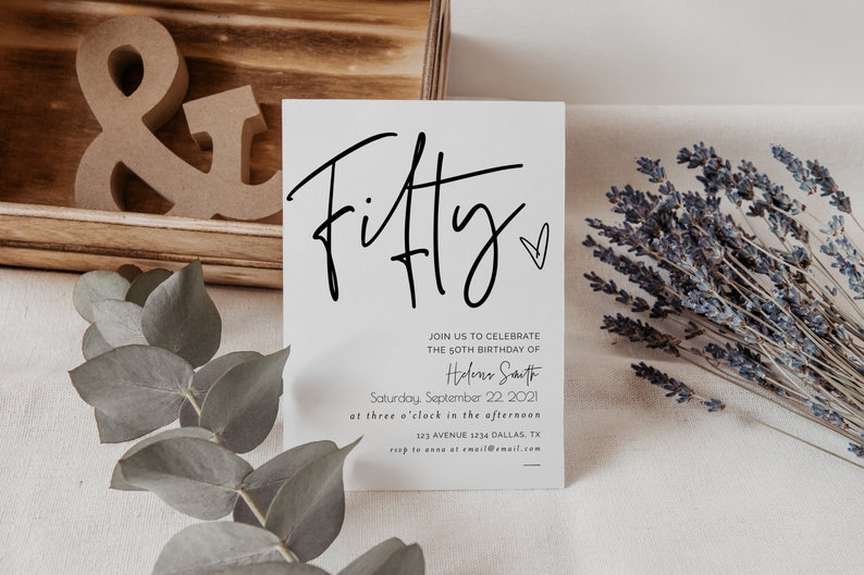 Puede incluir: Una tarjeta blanca con texto negro anunciando una fiesta de cumplea&ntilde;os n&uacute;mero 50 para Holens Saith. La tarjeta dice "Fifty" en una fuente grande y manuscrita con un peque&ntilde;o coraz&oacute;n al lado. La fiesta es el s&aacute;bado 22 de septiembre de 2021, a las tres de la tarde. La direcci&oacute;n es 123 Avenue 1234 Dallas, TX.