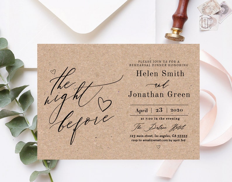 K&ouml;nnte beinhalten: Eine Einladung zum Probeessen auf strukturiertem braunem Karton. Die Einladung zeigt eine elegante schwarze Schrift, die "the night before" lautet, sowie Details f&uuml;r das Probeessen von Helen Smith und Jonathan Green am 23. April 2020.