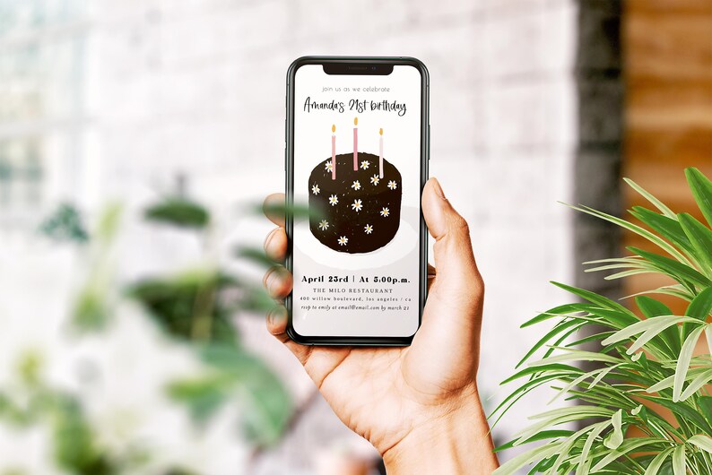Peut inclure: Un smartphone affichant une invitation d'anniversaire pour le 21e anniversaire d'Amanda. L'invitation repr&eacute;sente un g&acirc;teau au chocolat avec des bougies roses et des fleurs blanches. Le texte indique "Rejoignez-nous pour c&eacute;l&eacute;brer le 21e anniversaire d'Amanda. Le 23 avril &agrave; 15h00. Le restaurant Milo."