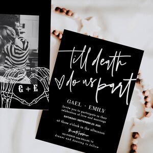 Puede incluir: Invitaci&oacute;n de boda negra con texto blanco que dice "till death do us part". La invitaci&oacute;n incluye los nombres de la pareja, la fecha y la hora de la boda, y la ubicaci&oacute;n. La invitaci&oacute;n tambi&eacute;n presenta una mano de esqueleto sosteniendo un coraz&oacute;n con las iniciales de la pareja.