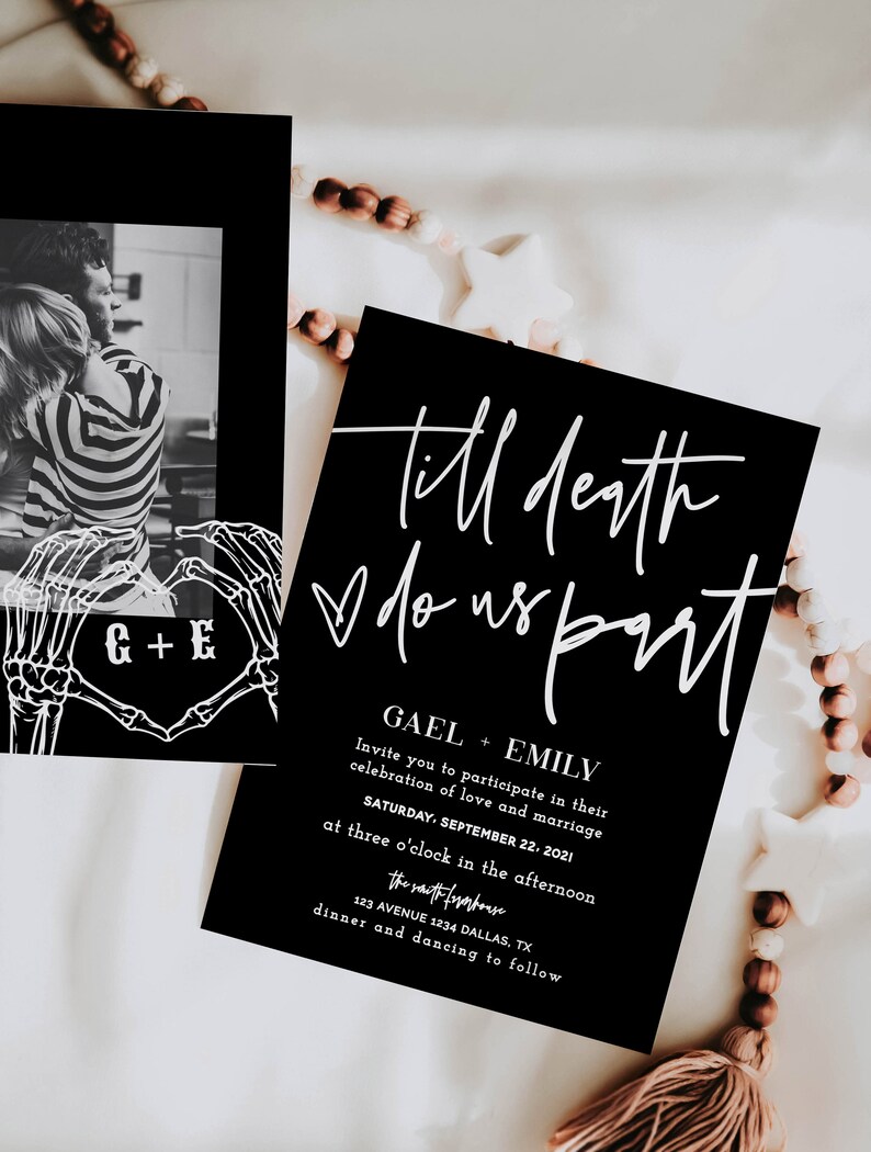 Puede incluir: Invitaci&oacute;n de boda negra con texto blanco que dice "till death do us part". La invitaci&oacute;n incluye los nombres de la pareja, la fecha y la hora de la boda, y la ubicaci&oacute;n. La invitaci&oacute;n tambi&eacute;n presenta una mano de esqueleto sosteniendo un coraz&oacute;n con las iniciales de la pareja.