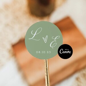 Adesivos com iniciais em verde sálvia, modelo de adesivos para lembrancinhas de casamento em verde sálvia, etiqueta adesiva editável com iniciais para casamento em estilo boho, etiqueta elegante com iniciais