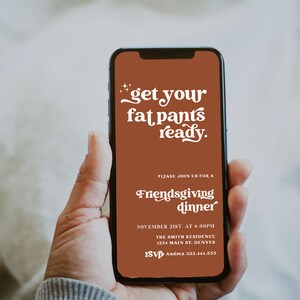 Può includere: Lo schermo di un telefono cellulare mostra un invito a una cena di Friendsgiving con il testo "get your fat pants ready". L'invito include la data, l'ora, il luogo e le informazioni di RSVP.