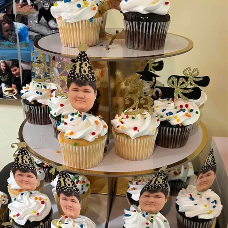 K&ouml;nnte beinhalten: Ein dreist&ouml;ckiger Cupcake-St&auml;nder mit Cupcakes, die mit bunten Streuseln und personalisierten Toppern verziert sind. Die Topper zeigen ein Foto einer Person, die einen Abschluss-Hut tr&auml;gt und die Nummer 18.