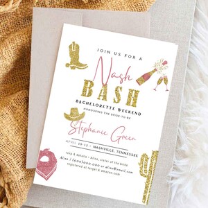 K&ouml;nnte beinhalten: Eine wei&szlig;e Einladungskarte mit goldenen Glitzerakzenten f&uuml;r einen Junggesellinnenabschied. Der Text lautet "Nash Bash" mit Illustrationen von Cowboy-Stiefeln, Hut, Champagnerflasche und Kaktus. Der Name der Braut ist Stephanie Green.