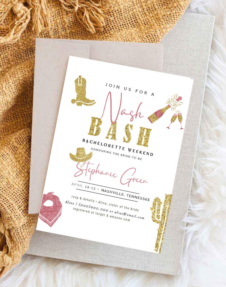 K&ouml;nnte beinhalten: Eine wei&szlig;e Einladungskarte mit goldenen Glitzerakzenten f&uuml;r einen Junggesellinnenabschied. Der Text lautet "Nash Bash" mit Illustrationen von Cowboy-Stiefeln, Hut, Champagnerflasche und Kaktus. Der Name der Braut ist Stephanie Green.
