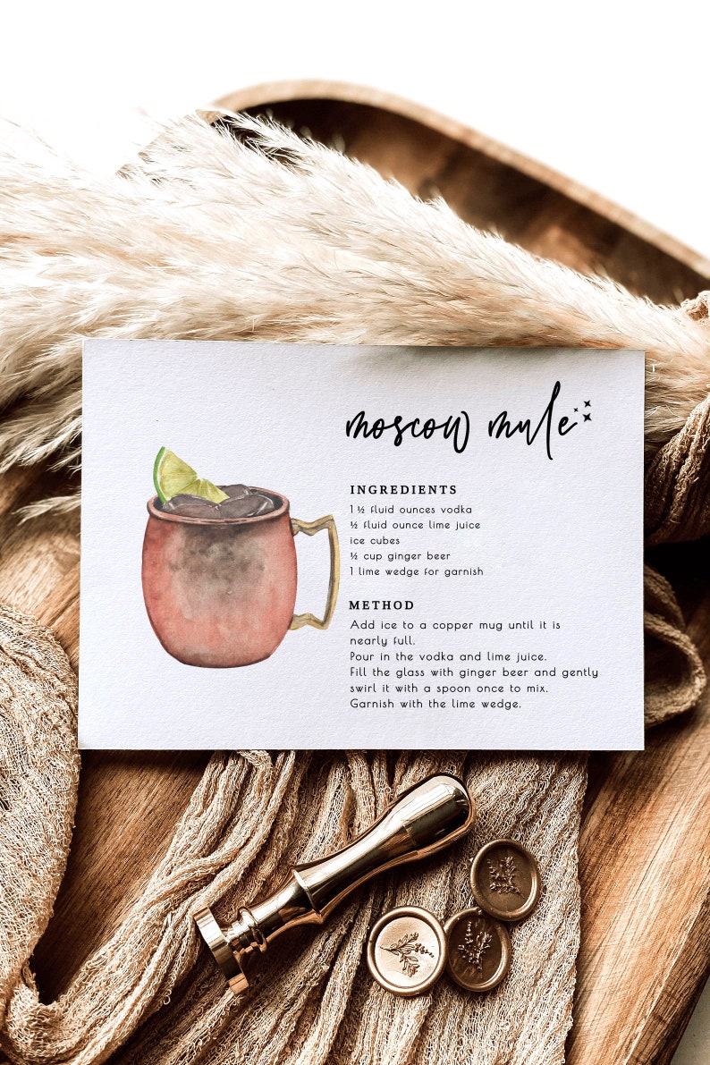 Puede incluir: Una tarjeta de receta para un c&oacute;ctel Moscow Mule con una ilustraci&oacute;n de acuarela de una taza de cobre llena de una bebida oscura y una rodaja de lima. La receta incluye los ingredientes y las instrucciones para preparar el c&oacute;ctel.