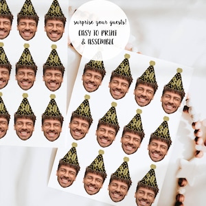 K&ouml;nnte beinhalten: Ein Blatt mit bedruckbaren Party-Geschenkstickern, auf dem eine Person mit einem schwarzen und goldenen Partyhut mit der Nummer 30 zu sehen ist. Der Text "surprise your guests! EASY TO PRINT & ASSEMBLE" ist auf dem Blatt gedruckt.