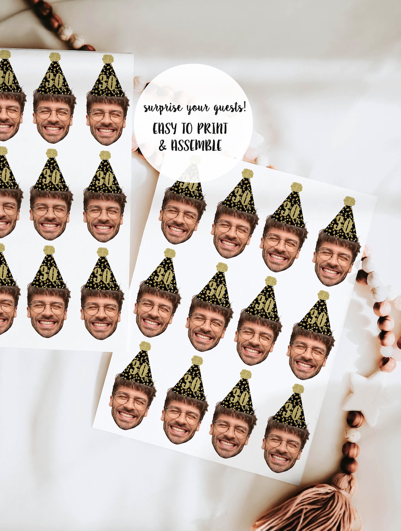 K&ouml;nnte beinhalten: Ein Blatt mit bedruckbaren Party-Geschenkstickern, auf dem eine Person mit einem schwarzen und goldenen Partyhut mit der Nummer 30 zu sehen ist. Der Text "surprise your guests! EASY TO PRINT & ASSEMBLE" ist auf dem Blatt gedruckt.