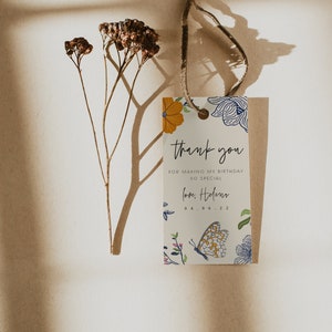 K&ouml;nnte beinhalten: Ein wei&szlig;es Dankesch&ouml;n-Etikett mit einem floralen Design in Blau, Gelb und Gr&uuml;n. Das Etikett lautet "Vielen Dank, dass du meinen Geburtstag so besonders gemacht hast. Liebe Gr&uuml;&szlig;e, Helen 04.06.22".