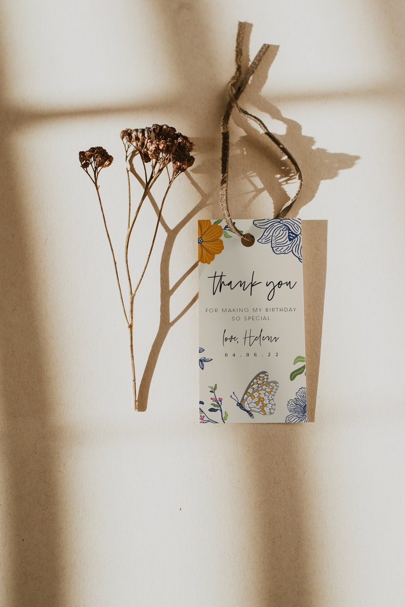K&ouml;nnte beinhalten: Ein wei&szlig;es Dankesch&ouml;n-Etikett mit einem floralen Design in Blau, Gelb und Gr&uuml;n. Das Etikett lautet "Vielen Dank, dass du meinen Geburtstag so besonders gemacht hast. Liebe Gr&uuml;&szlig;e, Helen 04.06.22".