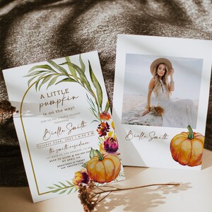 Pu&ograve; includere: Due inviti per baby shower a tema autunnale. Uno presenta il testo "A LITTLE pumpkin is on the way!" e un design di zucca e fiori ad acquerello. L'altro ha una foto di una donna e una zucca.