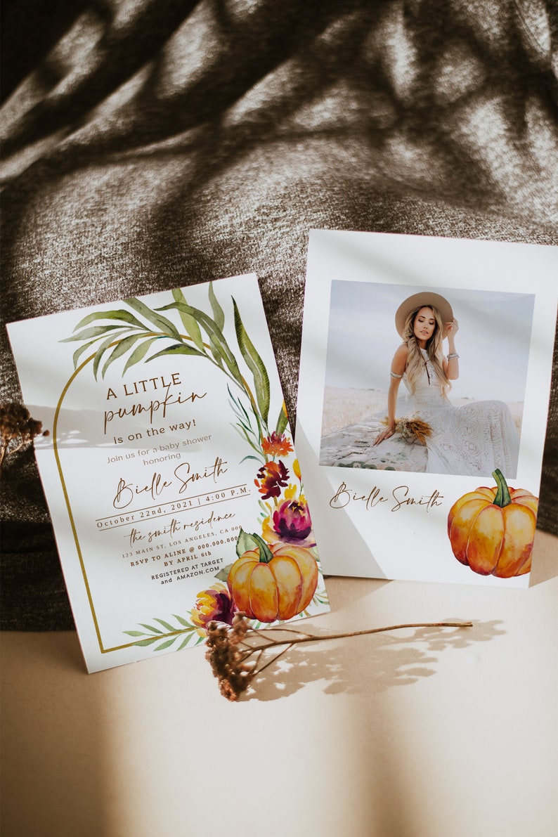 Pu&ograve; includere: Due inviti per baby shower a tema autunnale. Uno presenta il testo "A LITTLE pumpkin is on the way!" e un design di zucca e fiori ad acquerello. L'altro ha una foto di una donna e una zucca.