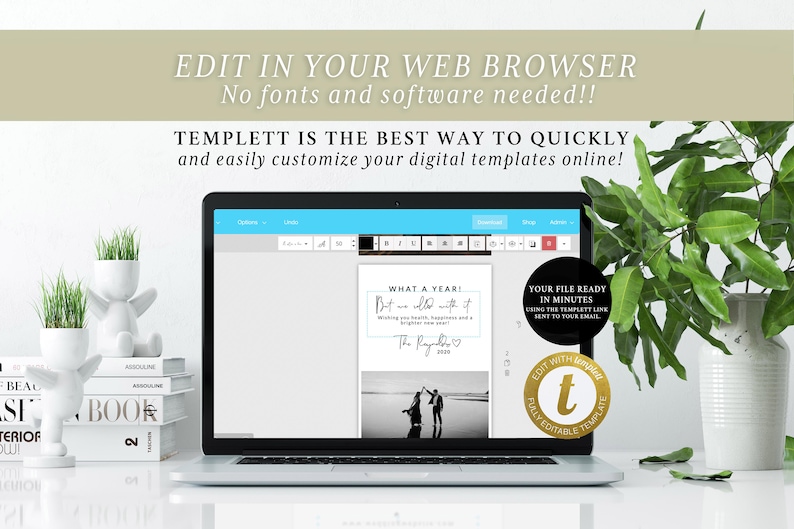 Pu&ograve; includere: Un laptop che mostra un modello digitale con il testo "WHAT A YEAR!" e una foto in bianco e nero. Lo schermo &egrave; circondato da una scrivania bianca, fioriere decorative e libri. Il testo "EDIT IN YOUR WEB BROWSER" &egrave; in alto.