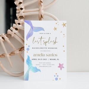 Puede incluir: Una ilustraci&oacute;n de cola de sirena azul claro y p&uacute;rpura con detalles de purpurina dorada. El texto dice "Join us for a last splash Bachelorette Weekend celebrating Amelia Santos April 20-25 2022 Miami, FL RSVP and details Emma (303) 123.456.7890 Email@email.com".