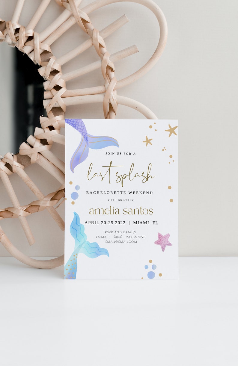 Puede incluir: Una ilustraci&oacute;n de cola de sirena azul claro y p&uacute;rpura con detalles de purpurina dorada. El texto dice "Join us for a last splash Bachelorette Weekend celebrating Amelia Santos April 20-25 2022 Miami, FL RSVP and details Emma (303) 123.456.7890 Email@email.com".