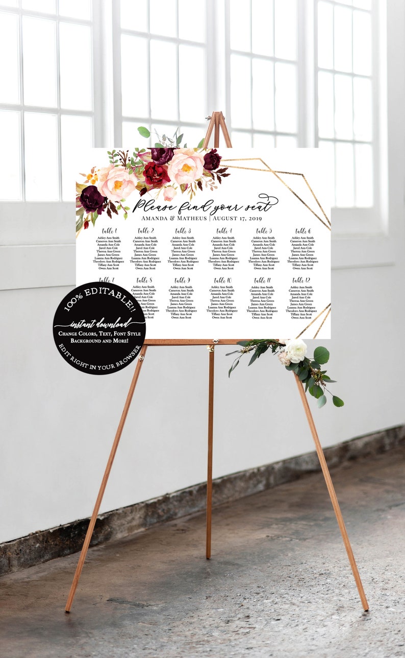 Puede incluir: Un plano de asientos de boda en un caballete de madera. El letrero blanco presenta un arreglo floral con flores burdeos y color rubor. Acentos geom&eacute;tricos dorados enmarcan la lista de asientos, con el texto "Please find your seat".