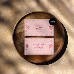 Plantilla de tarjeta de lugar rosa y roja, tarjeta de lugar con lazo, tarjeta de lugar escrita a mano, tarjeta de lugar caprichosa, tarjeta de nombre de mesa editable para novia