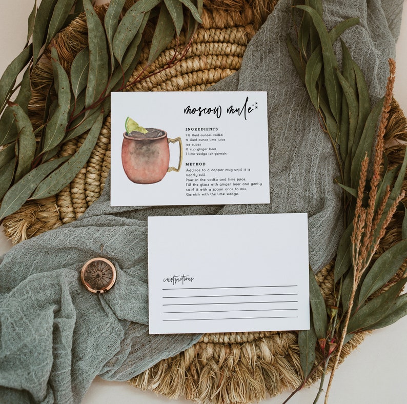 Puede incluir: Una tarjeta de receta imprimible para un c&oacute;ctel Moscow Mule. La tarjeta presenta una ilustraci&oacute;n de acuarela de una taza de cobre llena de un Moscow Mule. La receta incluye los ingredientes y las instrucciones para preparar el c&oacute;ctel. La tarjeta tambi&eacute;n tiene un espacio en blanco para escribir instrucciones adicionales.