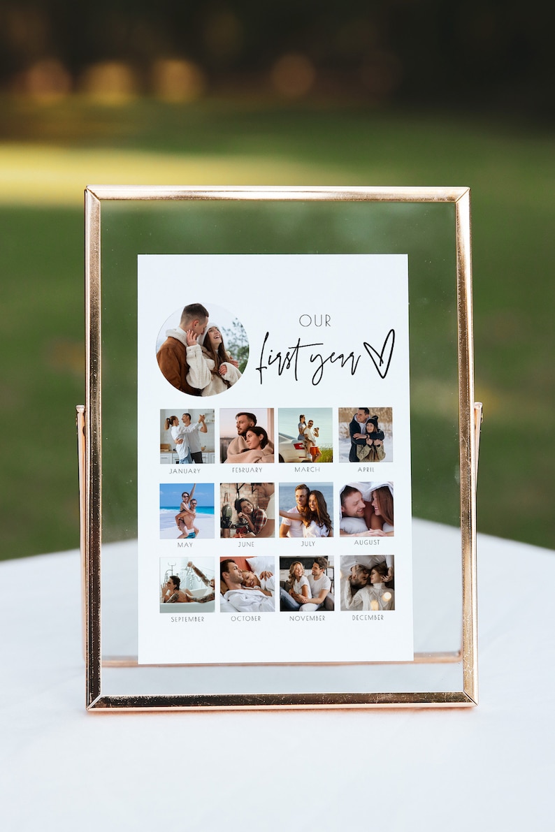 Puede incluir: Una impresi&oacute;n enmarcada con un marco de metal dorado rosa. La impresi&oacute;n presenta un collage de fotos, una por cada mes del a&ntilde;o, con las palabras "OUR first year" en una fuente manuscrita.