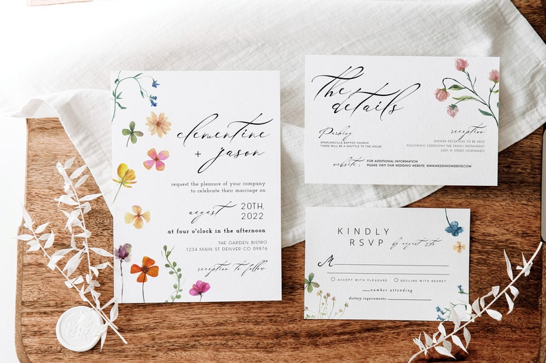 Peut inclure: Ensemble de faire-part de mariage avec des motifs floraux. L'ensemble comprend une invitation, une carte de d&eacute;tails et une carte de r&eacute;ponse. L'invitation pr&eacute;sente les noms "Clementine + Jason" et les d&eacute;tails de l'&eacute;v&eacute;nement. Les cartes sont d&eacute;cor&eacute;es de fleurs aquarelles color&eacute;es.