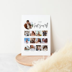 Puede incluir: Una impresi&oacute;n fotogr&aacute;fica blanca con un collage de doce im&aacute;genes, una por cada mes, y una imagen central. El texto "Our first year" est&aacute; escrito en un estilo manuscrito. La impresi&oacute;n se muestra en una bandeja de madera.