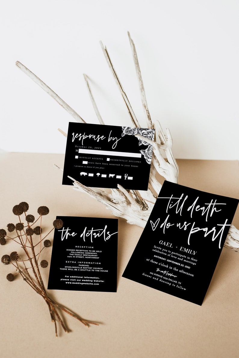 Puede incluir: Conjunto de invitaciones de boda en blanco y negro con un dise&ntilde;o floral. La tarjeta de invitaci&oacute;n dice "Till death do us part" con los nombres de la pareja y la fecha de la boda. La tarjeta RSVP dice "Response by" con un dise&ntilde;o floral y un espacio para que los invitados respondan.