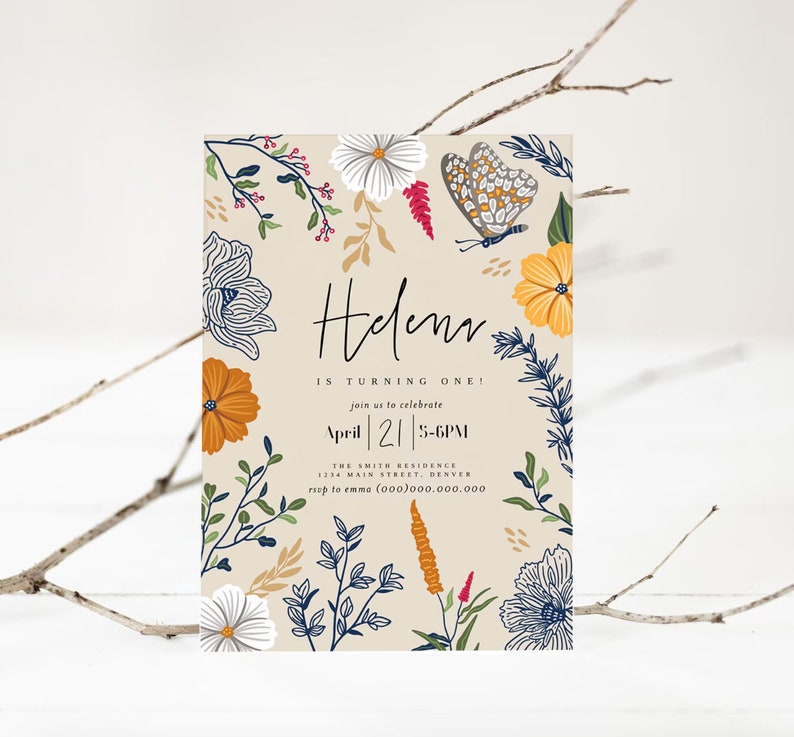 Puede incluir: Una tarjeta de invitaci&oacute;n beige con un dise&ntilde;o floral con mariposas, flores y hojas en tonos azules, amarillos, naranjas, rojos y verdes. El texto de la tarjeta dice "&iexcl;Helen cumple un a&ntilde;o! &Uacute;nase a nosotros para celebrar el 21 de abril | 17:00-18:00 The Smith Residence 1234 Main Street, Denver rsvp to emma (000)000.000.000"